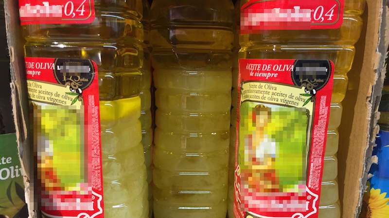 Nunca compres el aceite de oliva virgen extra en botellas claras