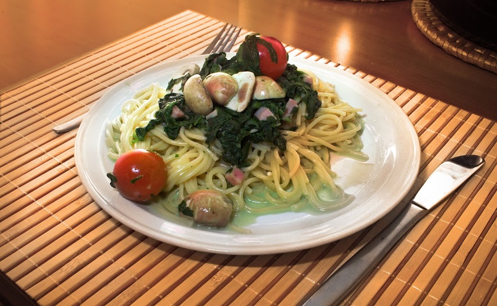 Macarrones con espinacas y aceite de oliva