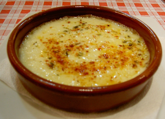 Provoleta con aceite y tomate natural