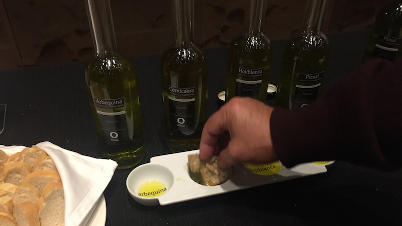 Cómo hacer una cata de aceite de oliva como un experto